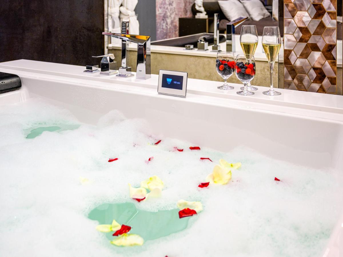 Pietryna Apartments Luxury - Sauna , Jacuzzi , Bezposrednio Przy Ul Piotrkowskiej Лодз Екстериор снимка