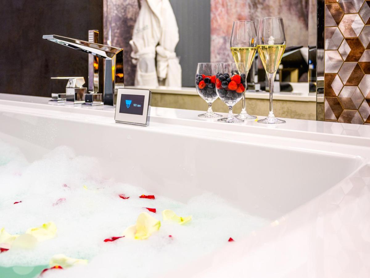 Pietryna Apartments Luxury - Sauna , Jacuzzi , Bezposrednio Przy Ul Piotrkowskiej Лодз Екстериор снимка