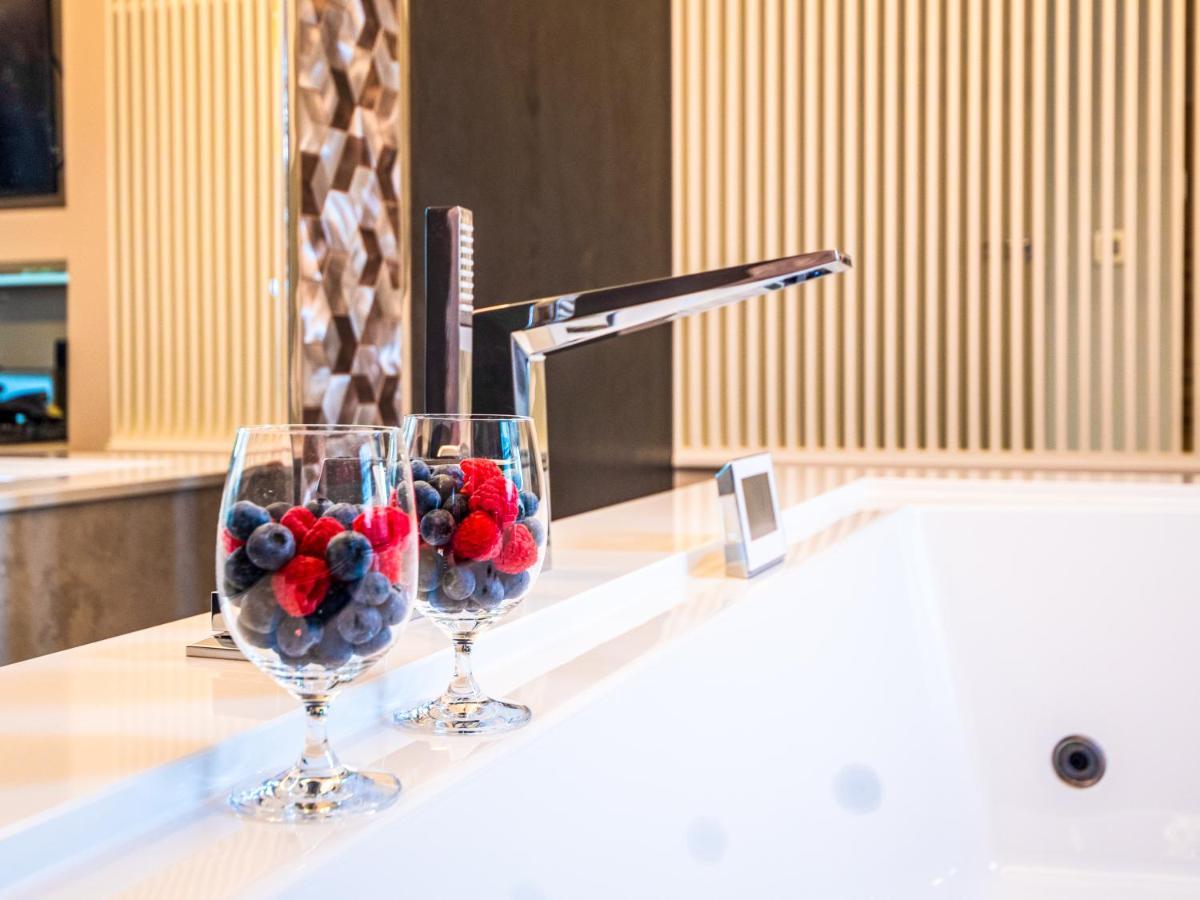 Pietryna Apartments Luxury - Sauna , Jacuzzi , Bezposrednio Przy Ul Piotrkowskiej Лодз Екстериор снимка